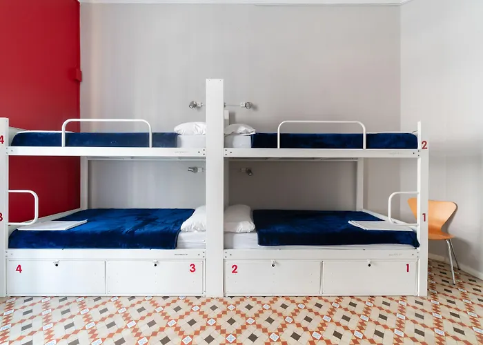 Hostel Red Nest *