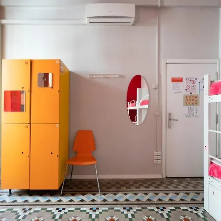 Red Nest אכסניה