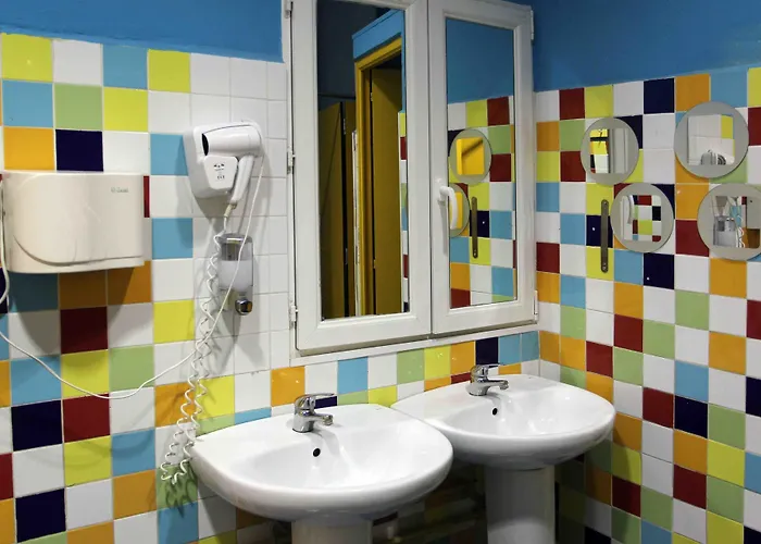 Hostel Red Nest *
