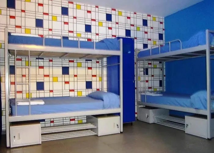 Red Nest بيت شباب *