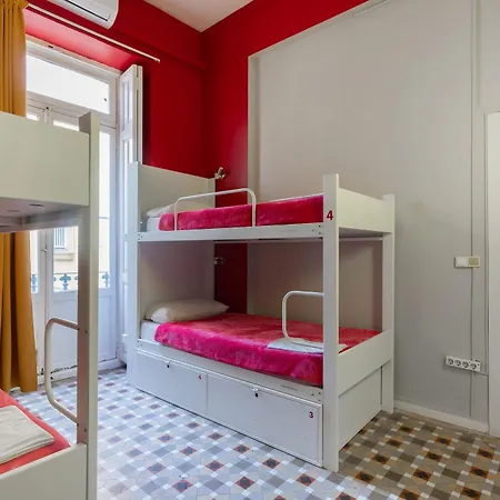 Red Nest Hostal *