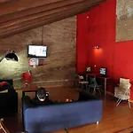 Red Nest אכסניה