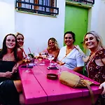 Red Nest אכסניה *